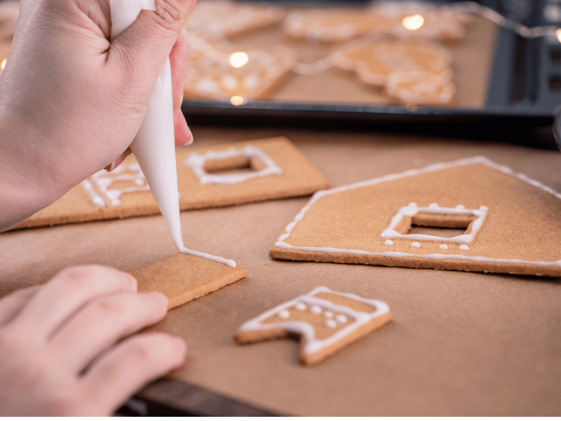 Dekorowanie lukrem domku z piernika